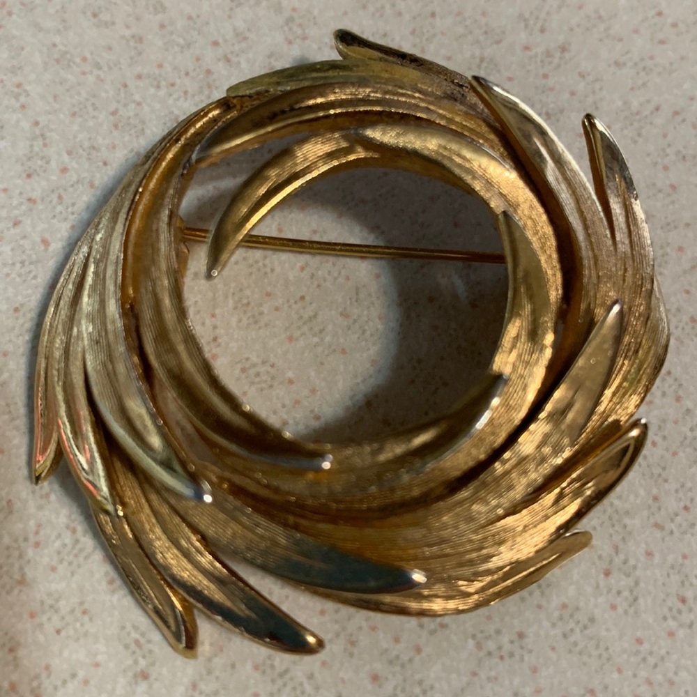 Vintage BSK gold tone brushed and polished broach (283)